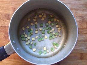 豌豆和玉米用水煮熟，