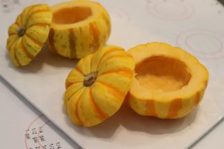 小南瓜洗净，挖掉里面的南瓜籽，从上面的三分之一处切开。