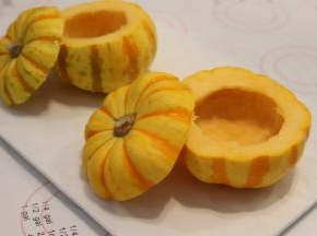 小南瓜洗净，挖掉里面的南瓜籽，从上面的三分之一处切开。