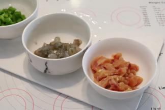 鸡肉、虾和青椒分别洗净，切成小粒状。