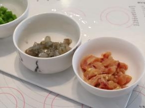 鸡肉、虾和青椒分别洗净，切成小粒状。