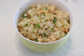 再放入白饭，调味料，翻炒至均匀后出锅。