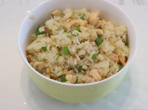 再放入白饭，调味料，翻炒至均匀后出锅。