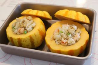 将炒好的香饭装入南瓜内。