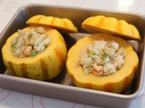 将炒好的香饭装入南瓜内。