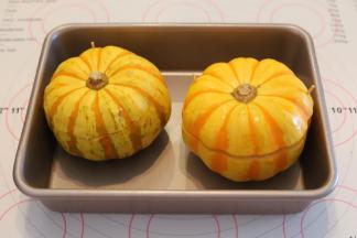 盖上南瓜盖子，用牙签插紧。