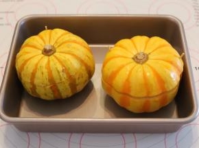 盖上南瓜盖子，用牙签插紧。