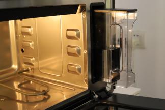 烤箱内的水槽装好纯净水。