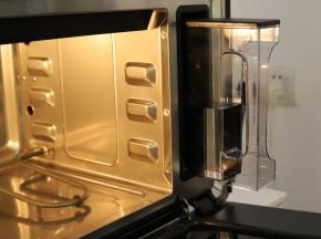 烤箱内的水槽装好纯净水。