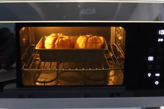 烤箱设置纯蒸功能，温度100度，时间为28分钟，将南瓜放入烤箱内，按启动键开始。