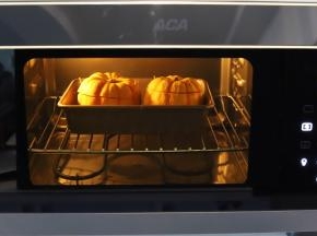 烤箱设置纯蒸功能，温度100度，时间为28分钟，将南瓜放入烤箱内，按启动键开始。