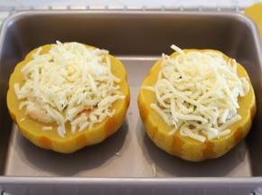 听到烤箱提示音后取出南瓜，拿掉盖上和牙签，表面铺上马苏里拉芝士碎。