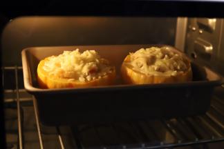 烤箱设置上下火烘烤功能，预热200度，时间为6分钟，马苏里拉芝士变金黄即可取出。