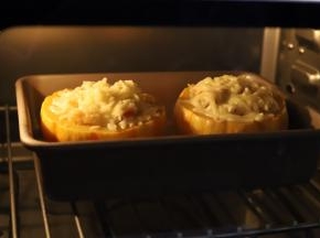 烤箱设置上下火烘烤功能，预热200度，时间为6分钟，马苏里拉芝士变金黄即可取出。