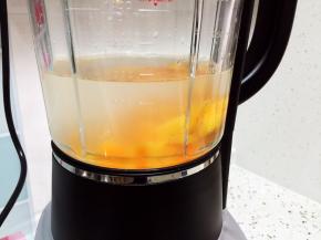 放入破壁机中，添水至1000ml处