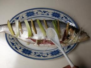 放入半小勺糖
