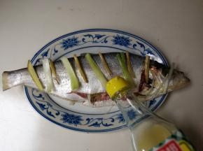 淋入一勺料酒