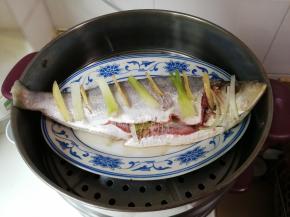 蒸锅水开放入鰳鱼