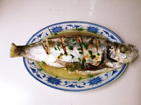 出锅夹去大葱姜片，撒上葱花