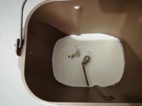 将75克牛奶、100克淡奶油、19克蛋清和8克糖倒入面包桶里