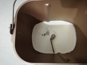 将75克牛奶、100克淡奶油、19克蛋清和8克糖倒入面包桶里