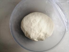 和好的面团放入冰箱冷藏12个小时，面团发酵有2-3倍大