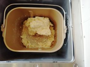 面包桶放入到面包机里，选择和面程序20分钟