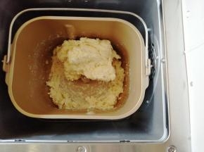 面包桶放入到面包机里，选择和面程序20分钟