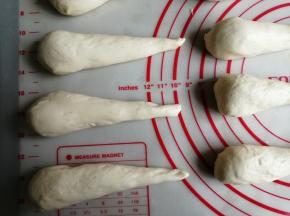 小面团搓成胡萝卜形，继续松驰5分钟