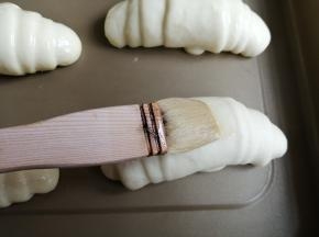 放入烤箱发酵，35度发酵40-50分钟，在面包胚表面刷上蛋液（发酵时，烤箱内置一碗热水，使烤箱内部有一定的湿度）