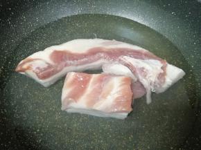 五花肉洗干净，凉水下锅焯一下水。