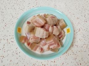 焯过水的五花肉，用小镊子拔去杂毛，冲洗干净切成块备用。