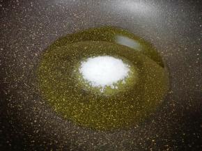 炒锅内倒入菜籽油，加入白砂糖。