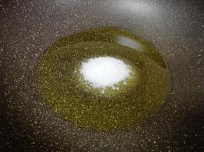 炒锅内倒入菜籽油，加入白砂糖。