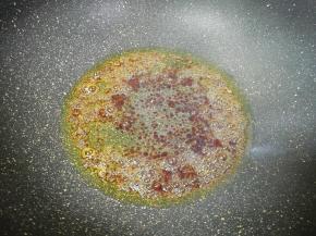 小火炒至深棕色冒泡泡。
