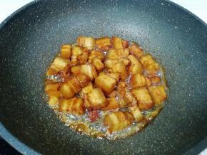 大概翻炒3分钟左右，肉的颜色明显变深。