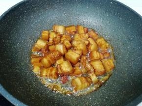 大概翻炒3分钟左右，肉的颜色明显变深。