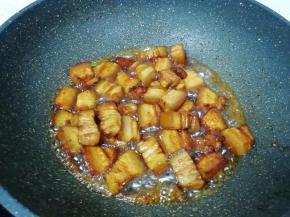 加入料酒，翻炒至料酒挥发掉一半。