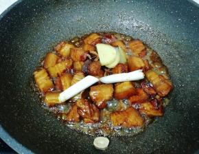 加入桂皮、草果、八角、丁香、甘草、大葱和生姜炒香。