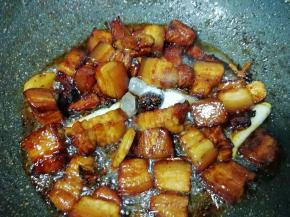 加入冰糖、盐和生抽翻炒均匀。