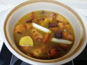 连肉带汤一起倒入砂锅。