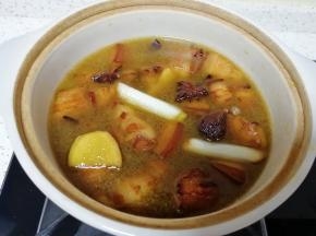 连肉带汤一起倒入砂锅。