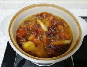 再次烧开，盖上锅盖小火炖煮一个半小时。