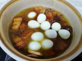 红烧肉炖煮到半个小时的时候，加入鹌鹑蛋翻搅均匀，和红烧肉一起炖煮至熟即可。