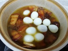 红烧肉炖煮到半个小时的时候，加入鹌鹑蛋翻搅均匀，和红烧肉一起炖煮至熟即可。