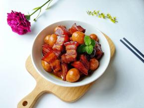 五花肉软烂不腻，鹌鹑蛋劲道好吃。