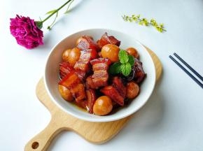 五花肉软烂不腻，鹌鹑蛋劲道好吃。