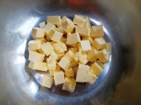 黄油室温软化后切成小块。