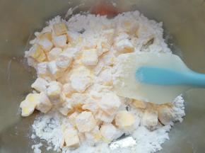 用硅胶刮铲翻拌均匀，以免打发的时候糖粉乱飞。