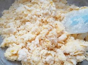 用硅胶刮刀翻拌均匀。